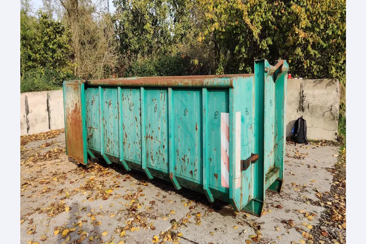 Máquinas para trabalhar madeira, sistemas de extração e ferramentas manuais em bom estado de conservação numa oficina de madeira/ porto-7