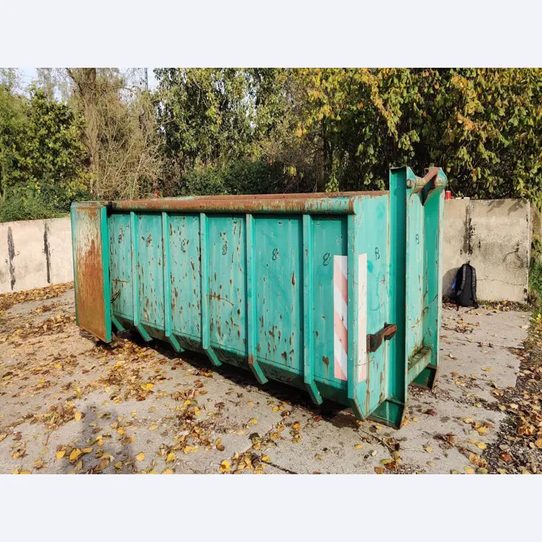 Máquinas para trabalhar madeira, sistemas de extração e ferramentas manuais em bom estado de conservação numa oficina de madeira/ porto-7