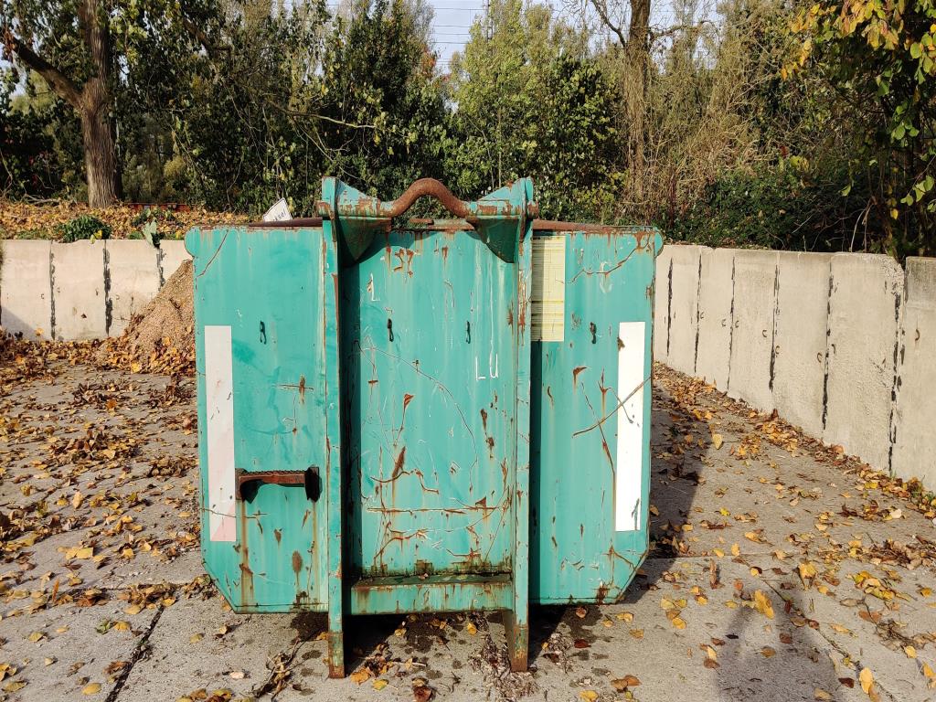 Gepflegte Holzbearbeitungsmaschinen, Absauganlagen und Handarbeitsgeräte einer Holzwerkstatt/ Hafen-8