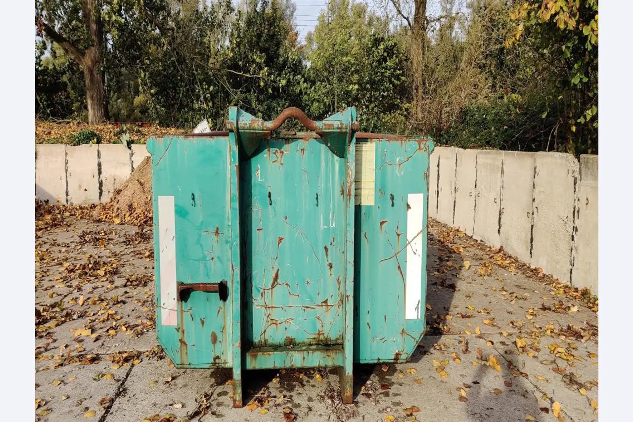 Máquinas para trabalhar madeira, sistemas de extração e ferramentas manuais em bom estado de conservação numa oficina de madeira/ porto-8