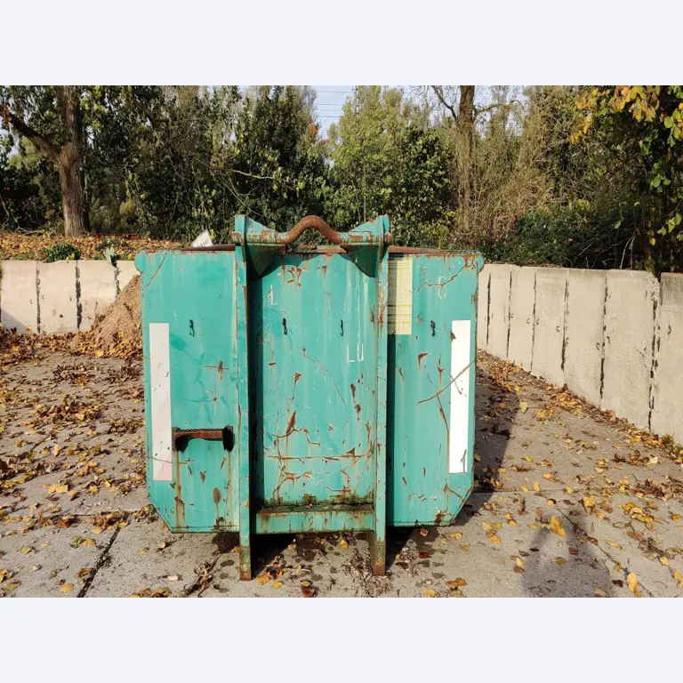 Máquinas para trabalhar madeira, sistemas de extração e ferramentas manuais em bom estado de conservação numa oficina de madeira/ porto-8