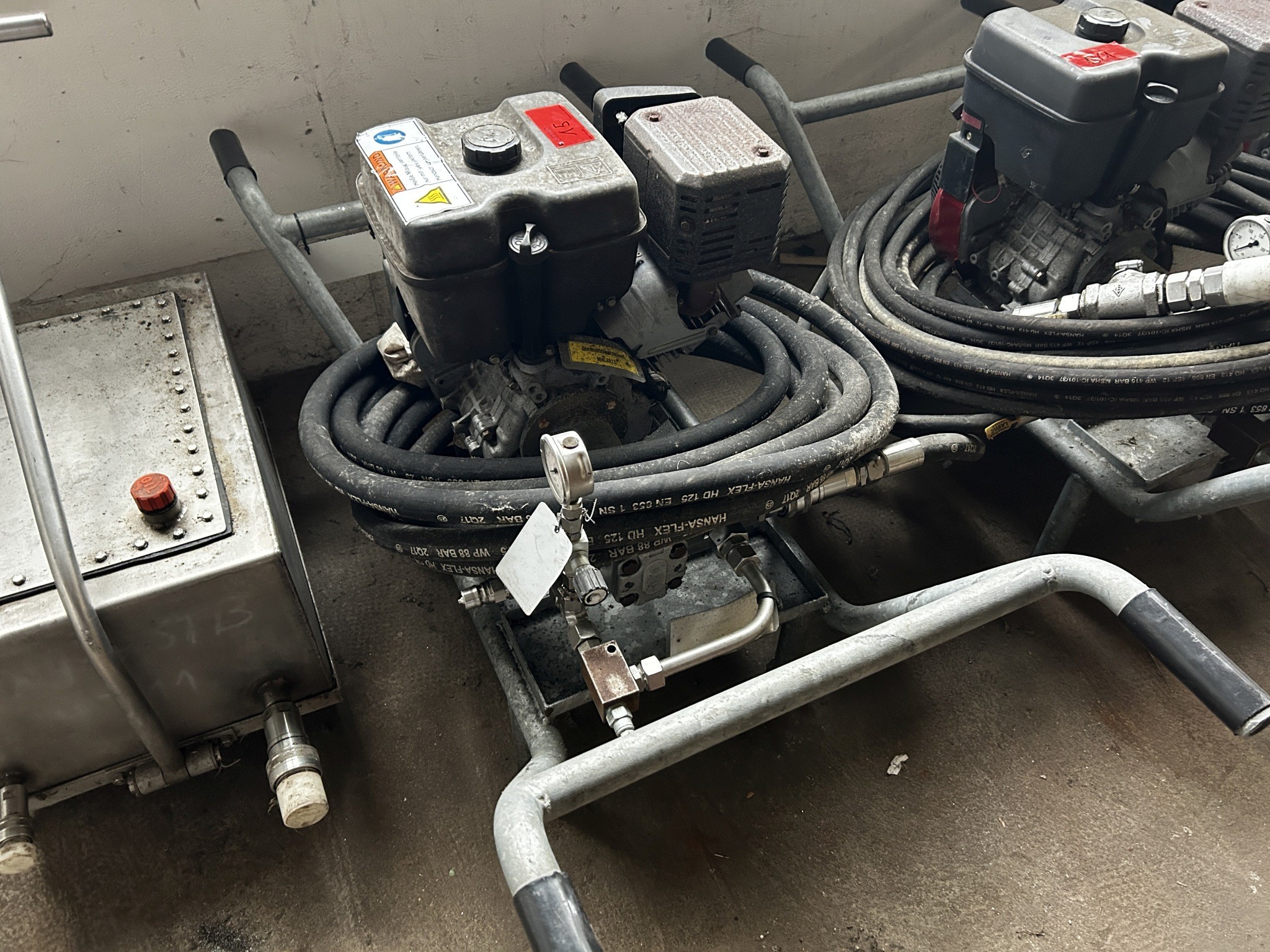 Gepflegte Holzbearbeitungsmaschinen, Absauganlagen und Handarbeitsgeräte einer Holzwerkstatt/ Hafen-2