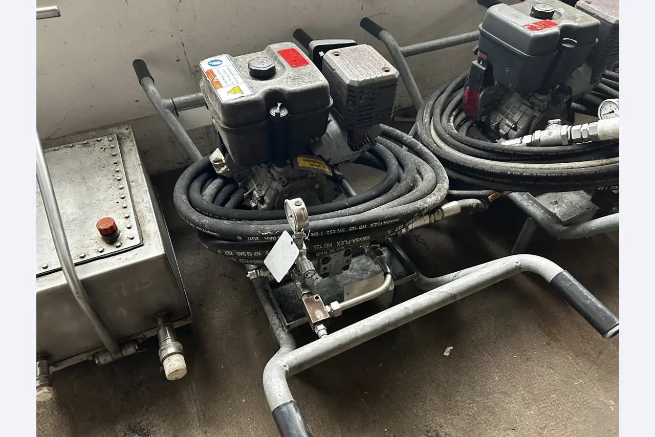 Máquinas para trabalhar madeira, sistemas de extração e ferramentas manuais em bom estado de conservação numa oficina de madeira/ porto-2