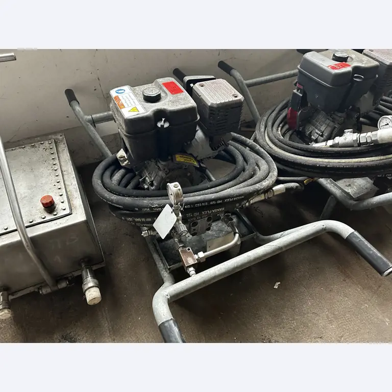 Máquinas para trabalhar madeira, sistemas de extração e ferramentas manuais em bom estado de conservação numa oficina de madeira/ porto-2