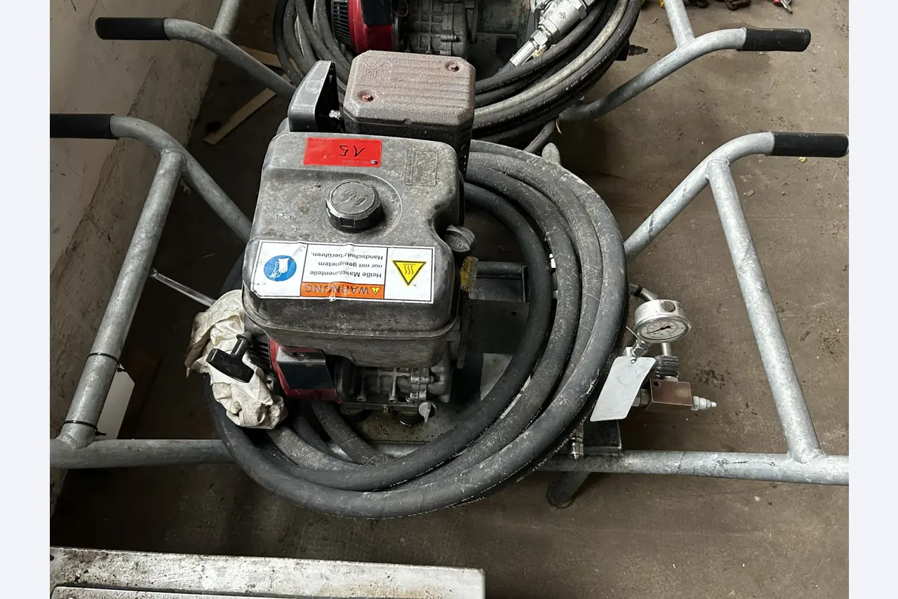 Máquinas para trabalhar madeira, sistemas de extração e ferramentas manuais em bom estado de conservação numa oficina de madeira/ porto-1