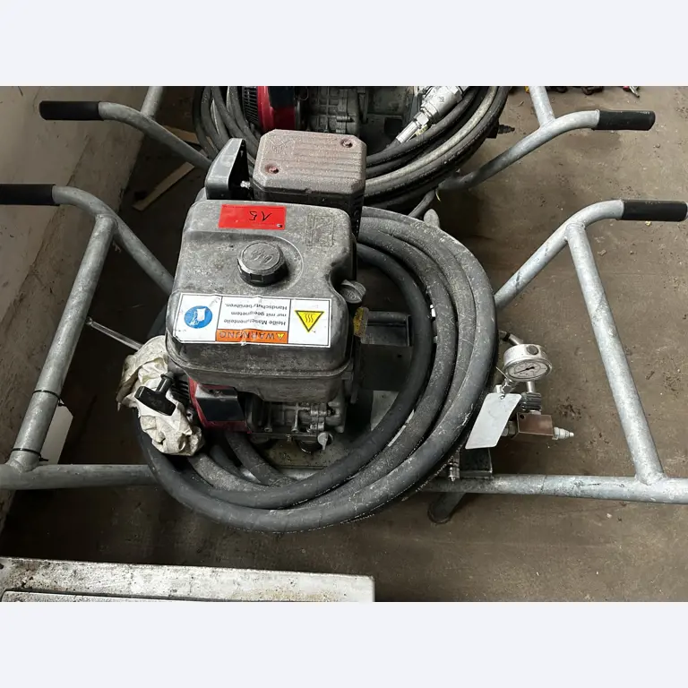 Máquinas para trabalhar madeira, sistemas de extração e ferramentas manuais em bom estado de conservação numa oficina de madeira/ porto-1