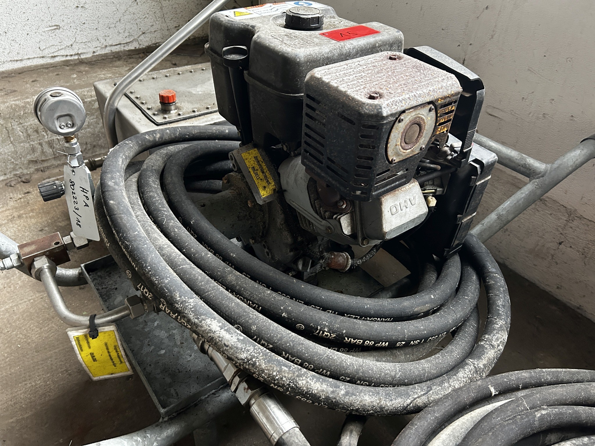 Gepflegte Holzbearbeitungsmaschinen, Absauganlagen und Handarbeitsgeräte einer Holzwerkstatt/ Hafen-3