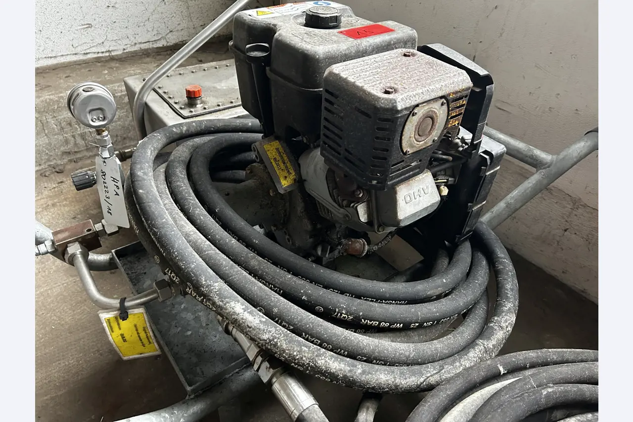 Máquinas para trabalhar madeira, sistemas de extração e ferramentas manuais em bom estado de conservação numa oficina de madeira/ porto-3