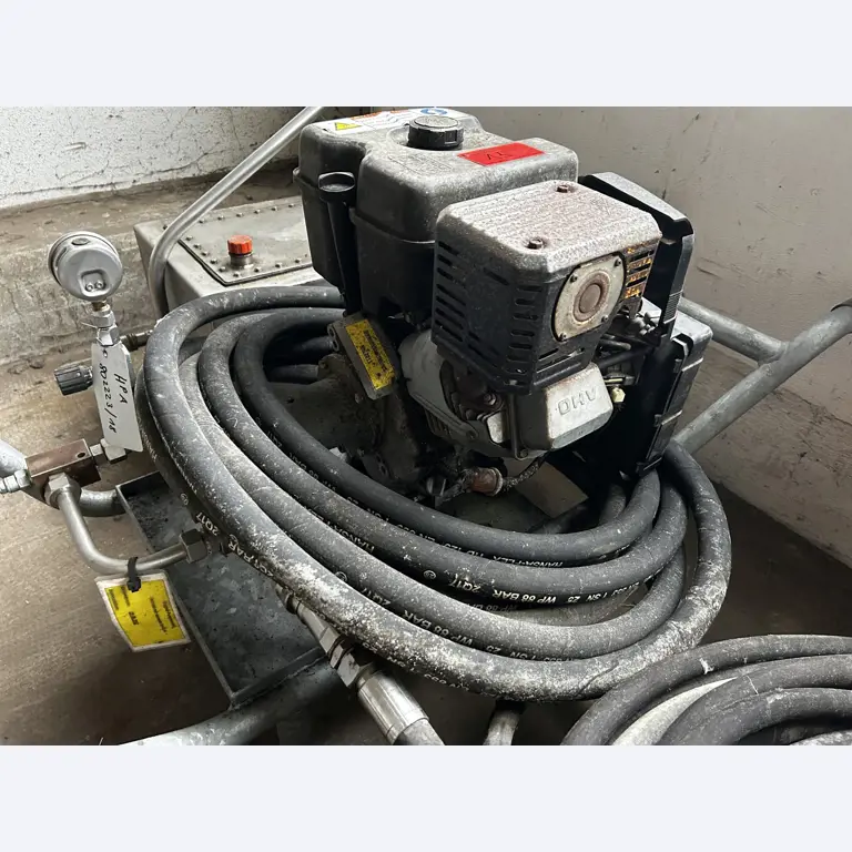 Máquinas para trabalhar madeira, sistemas de extração e ferramentas manuais em bom estado de conservação numa oficina de madeira/ porto-3