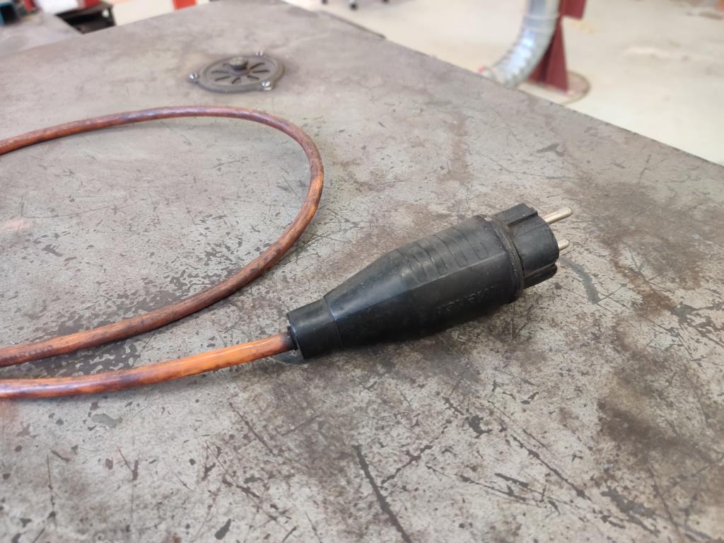 Gepflegte Holzbearbeitungsmaschinen, Absauganlagen und Handarbeitsgeräte einer Holzwerkstatt/ Hafen-4