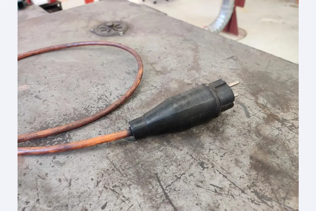 Máquinas para trabalhar madeira, sistemas de extração e ferramentas manuais em bom estado de conservação numa oficina de madeira/ porto-4