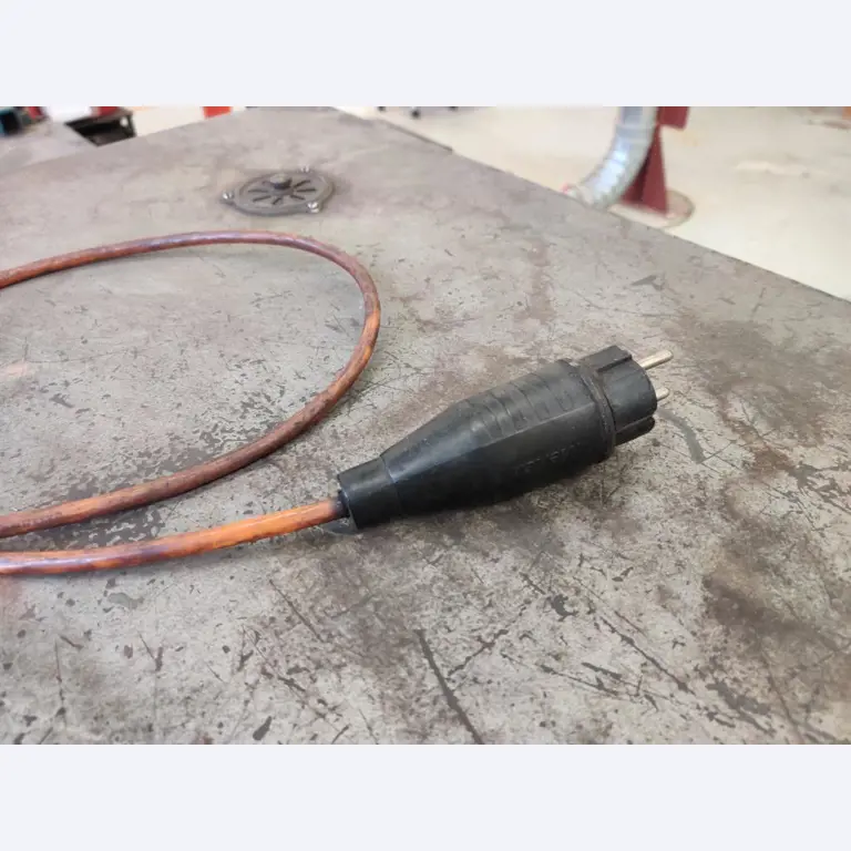 Máquinas para trabalhar madeira, sistemas de extração e ferramentas manuais em bom estado de conservação numa oficina de madeira/ porto-4