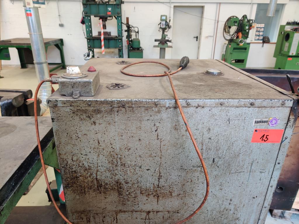 Gepflegte Holzbearbeitungsmaschinen, Absauganlagen und Handarbeitsgeräte einer Holzwerkstatt/ Hafen-5