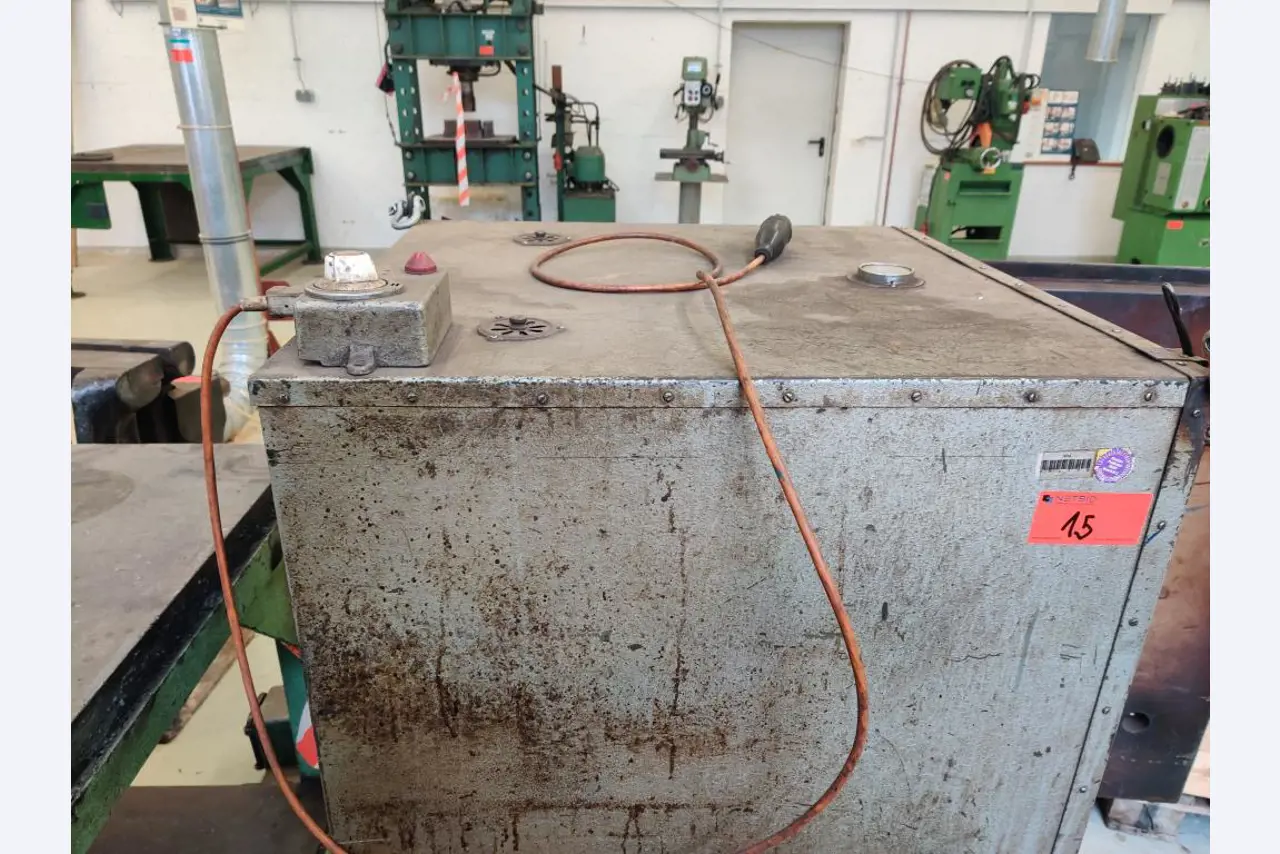 Máquinas para trabalhar madeira, sistemas de extração e ferramentas manuais em bom estado de conservação numa oficina de madeira/ porto-5