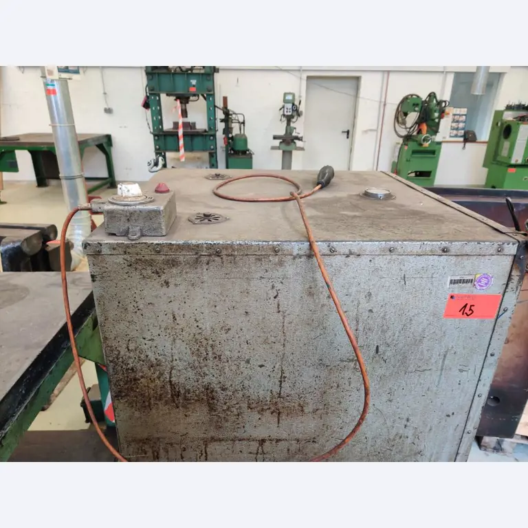 Máquinas para trabalhar madeira, sistemas de extração e ferramentas manuais em bom estado de conservação numa oficina de madeira/ porto-5