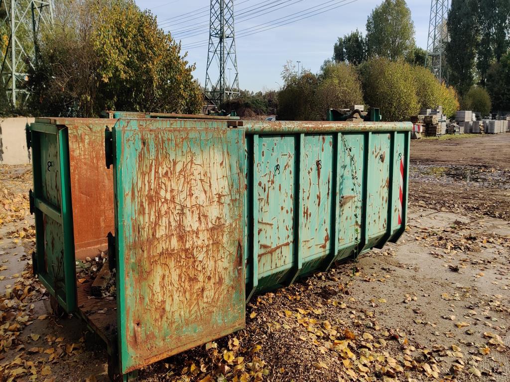 Gepflegte Holzbearbeitungsmaschinen, Absauganlagen und Handarbeitsgeräte einer Holzwerkstatt/ Hafen-6
