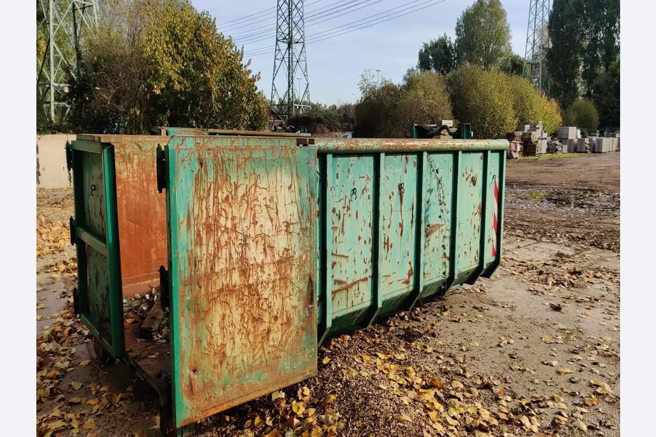 Máquinas para trabalhar madeira, sistemas de extração e ferramentas manuais em bom estado de conservação numa oficina de madeira/ porto-6