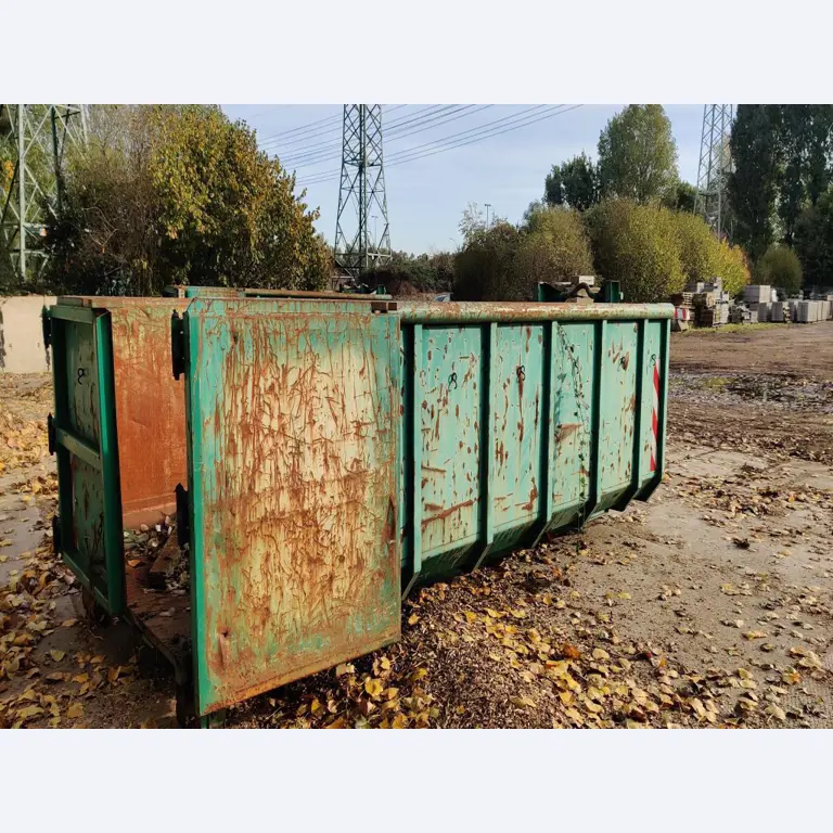 Máquinas para trabalhar madeira, sistemas de extração e ferramentas manuais em bom estado de conservação numa oficina de madeira/ porto-6