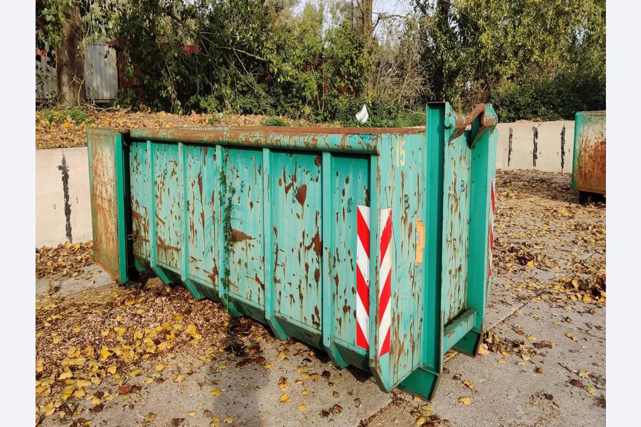 Máquinas para trabalhar madeira, sistemas de extração e ferramentas manuais em bom estado de conservação numa oficina de madeira/ porto-7