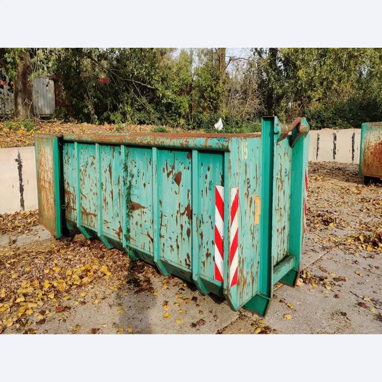 Máquinas para trabalhar madeira, sistemas de extração e ferramentas manuais em bom estado de conservação numa oficina de madeira/ porto-7