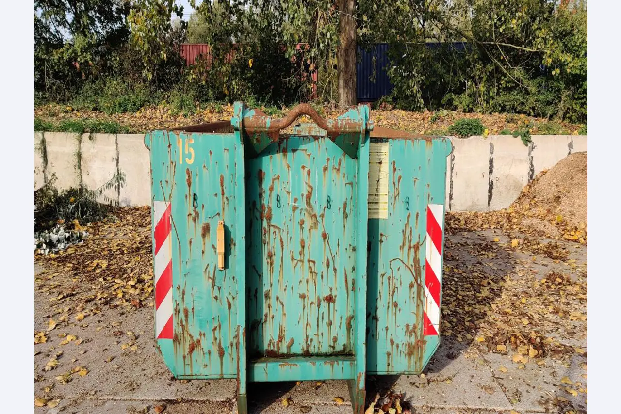 Máquinas para trabalhar madeira, sistemas de extração e ferramentas manuais em bom estado de conservação numa oficina de madeira/ porto-8