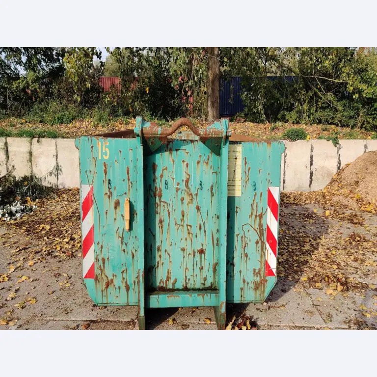 Máquinas para trabalhar madeira, sistemas de extração e ferramentas manuais em bom estado de conservação numa oficina de madeira/ porto-8