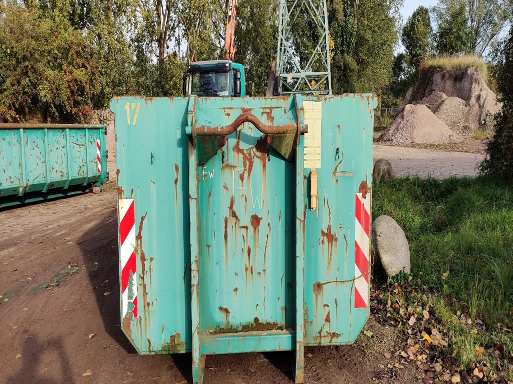 Gepflegte Holzbearbeitungsmaschinen, Absauganlagen und Handarbeitsgeräte einer Holzwerkstatt/ Hafen-8