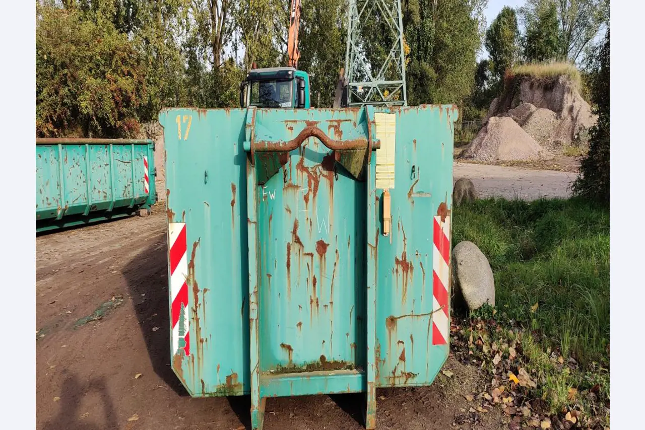 Máquinas para trabalhar madeira, sistemas de extração e ferramentas manuais em bom estado de conservação numa oficina de madeira/ porto-8