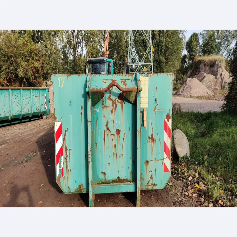 Máquinas para trabalhar madeira, sistemas de extração e ferramentas manuais em bom estado de conservação numa oficina de madeira/ porto-8