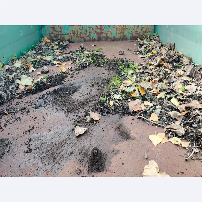 Máquinas para trabalhar madeira, sistemas de extração e ferramentas manuais em bom estado de conservação numa oficina de madeira/ porto-10