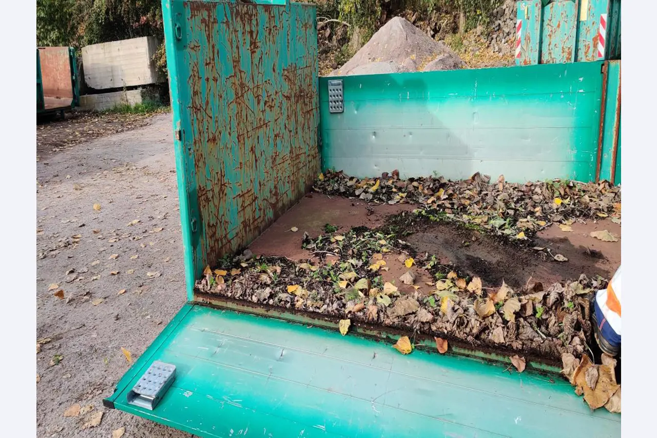 Máquinas para trabalhar madeira, sistemas de extração e ferramentas manuais em bom estado de conservação numa oficina de madeira/ porto-12