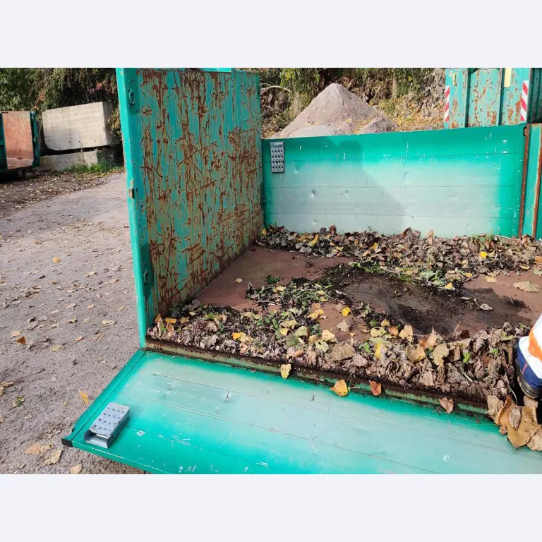 Máquinas para trabalhar madeira, sistemas de extração e ferramentas manuais em bom estado de conservação numa oficina de madeira/ porto-12