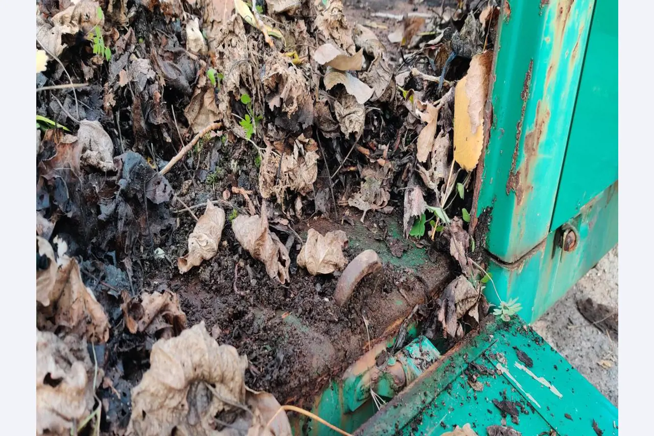 Máquinas para trabalhar madeira, sistemas de extração e ferramentas manuais em bom estado de conservação numa oficina de madeira/ porto-13