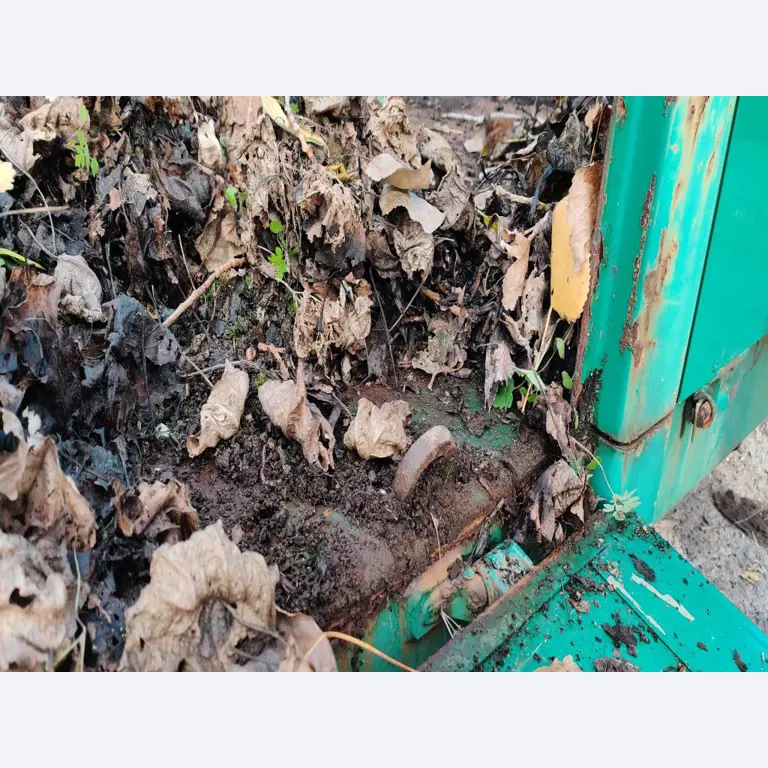 Máquinas para trabalhar madeira, sistemas de extração e ferramentas manuais em bom estado de conservação numa oficina de madeira/ porto-13