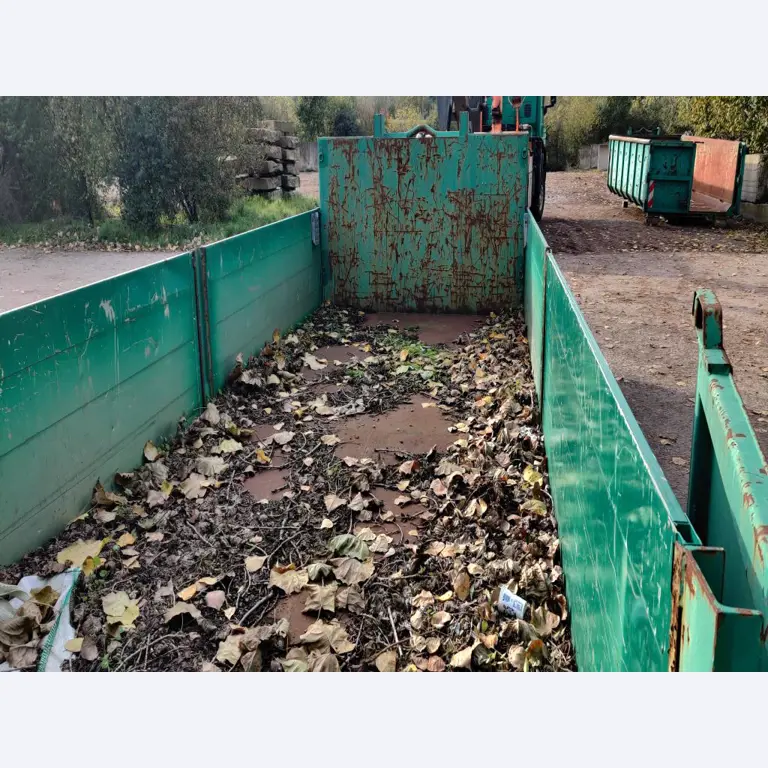 Máquinas para trabalhar madeira, sistemas de extração e ferramentas manuais em bom estado de conservação numa oficina de madeira/ porto-5