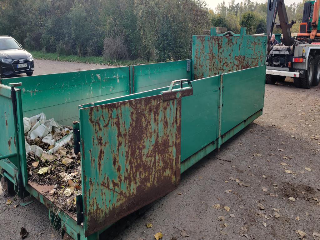 Gepflegte Holzbearbeitungsmaschinen, Absauganlagen und Handarbeitsgeräte einer Holzwerkstatt/ Hafen-6