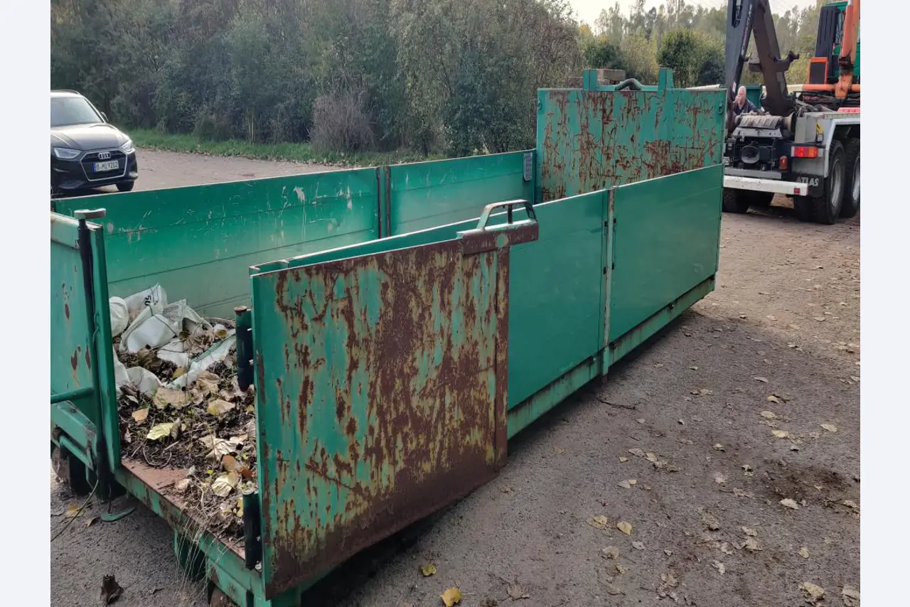 Máquinas para trabalhar madeira, sistemas de extração e ferramentas manuais em bom estado de conservação numa oficina de madeira/ porto-6