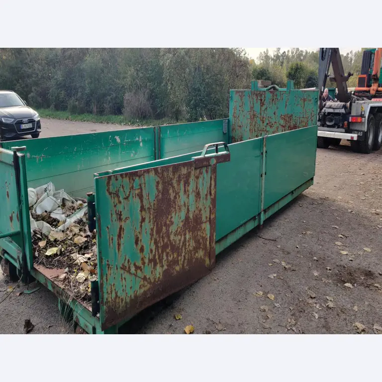 Máquinas para trabalhar madeira, sistemas de extração e ferramentas manuais em bom estado de conservação numa oficina de madeira/ porto-6