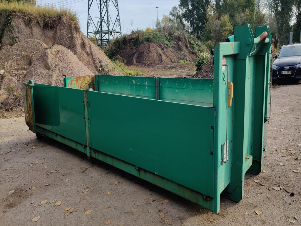 Gepflegte Holzbearbeitungsmaschinen, Absauganlagen und Handarbeitsgeräte einer Holzwerkstatt/ Hafen-7