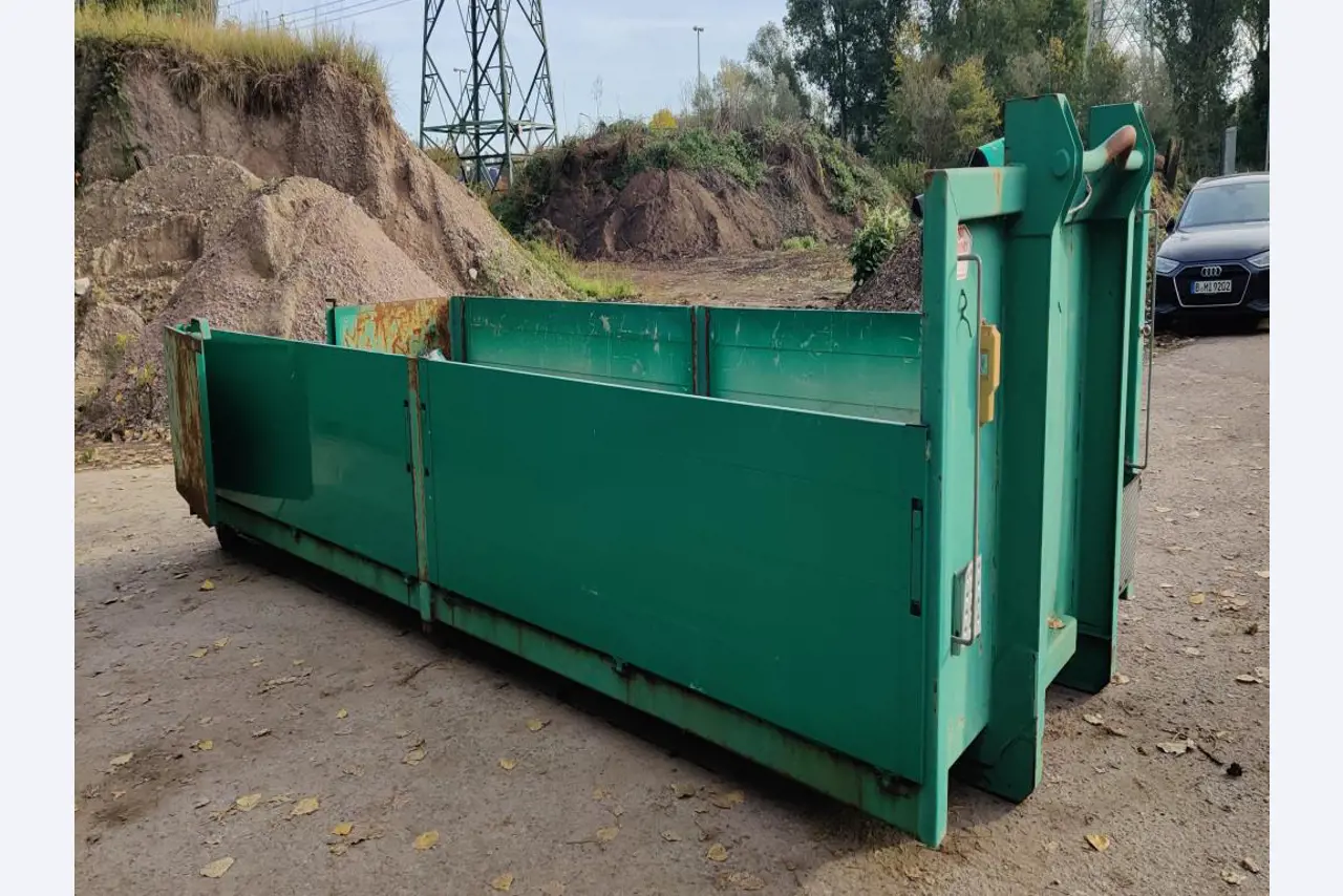 Máquinas para trabalhar madeira, sistemas de extração e ferramentas manuais em bom estado de conservação numa oficina de madeira/ porto-7