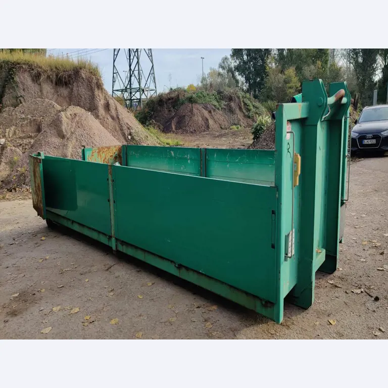 Máquinas para trabalhar madeira, sistemas de extração e ferramentas manuais em bom estado de conservação numa oficina de madeira/ porto-7