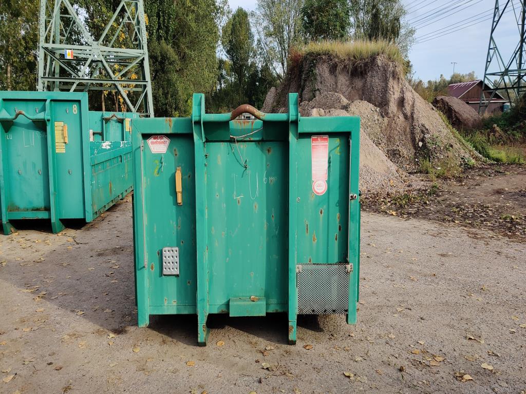 Gepflegte Holzbearbeitungsmaschinen, Absauganlagen und Handarbeitsgeräte einer Holzwerkstatt/ Hafen-8