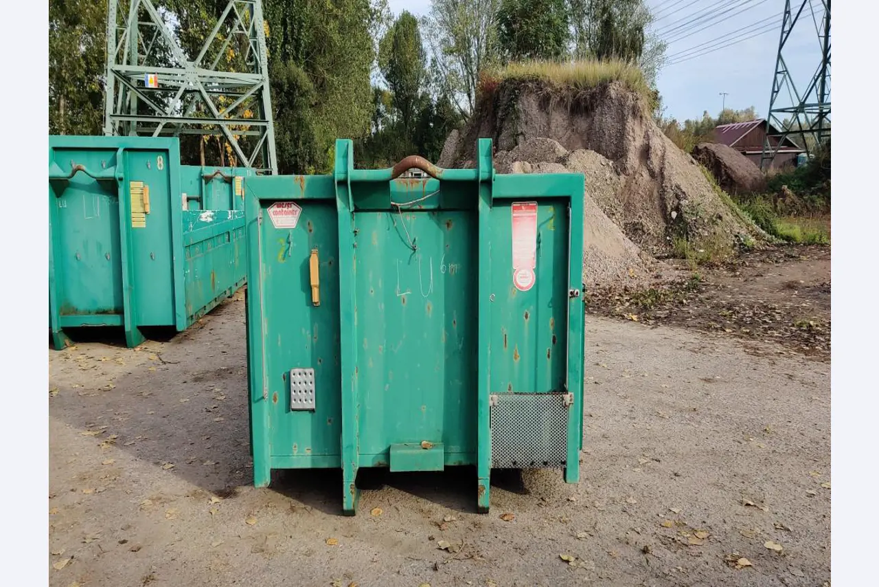 Máquinas para trabalhar madeira, sistemas de extração e ferramentas manuais em bom estado de conservação numa oficina de madeira/ porto-8