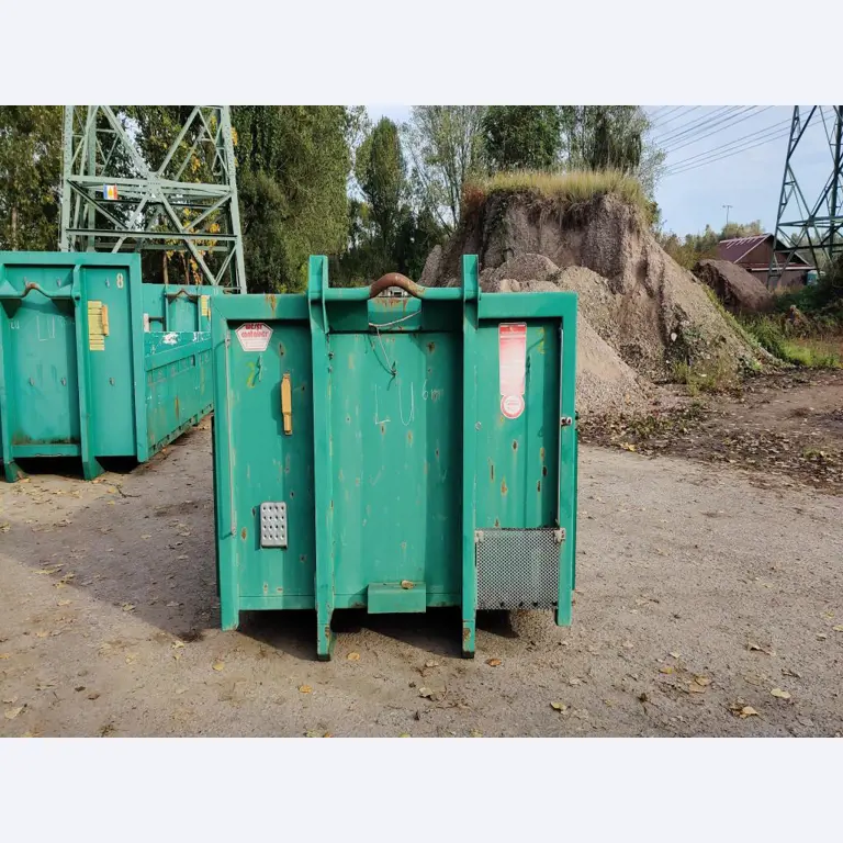 Máquinas para trabalhar madeira, sistemas de extração e ferramentas manuais em bom estado de conservação numa oficina de madeira/ porto-8