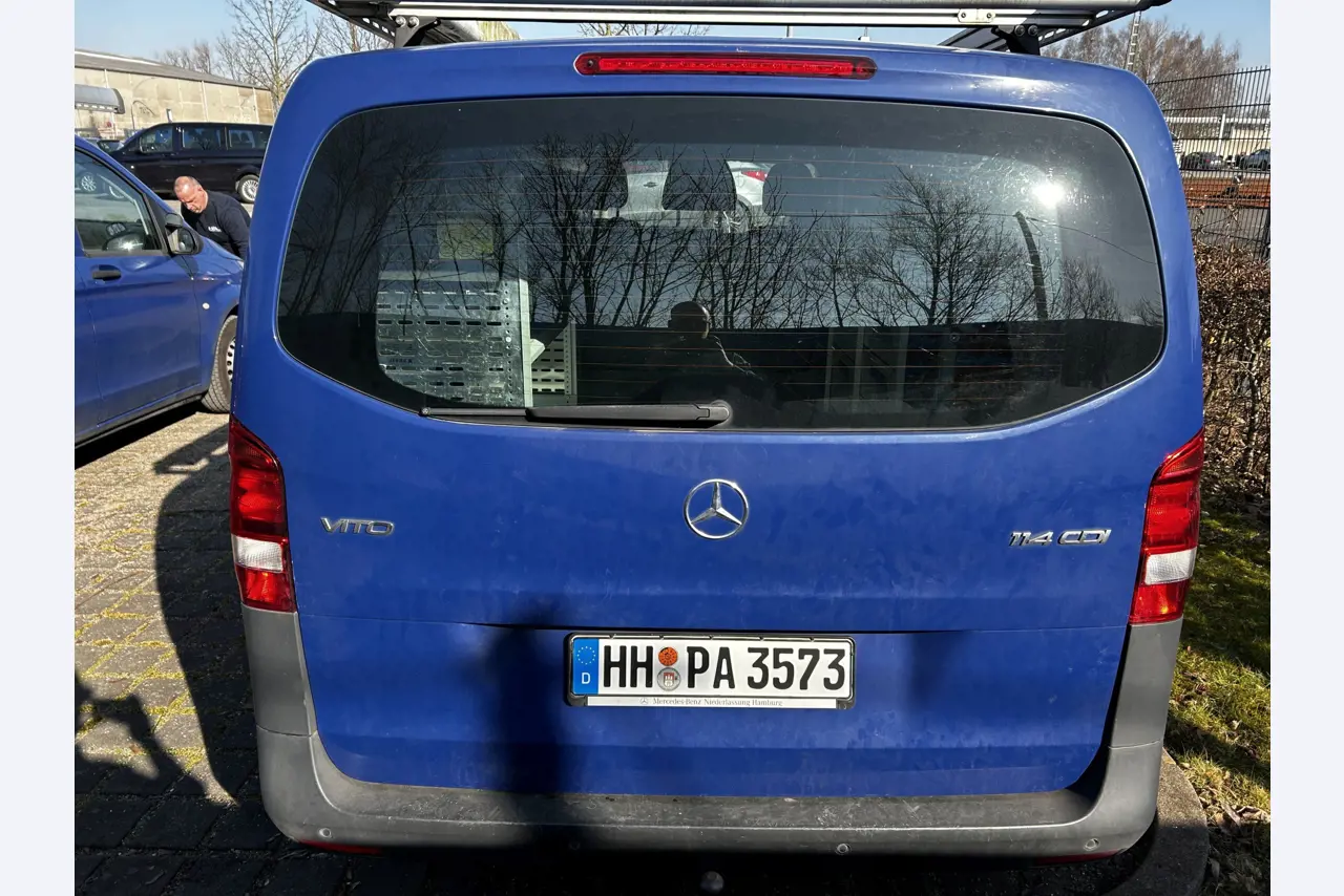 Máquinas para trabalhar madeira, sistemas de extração e ferramentas manuais em bom estado de conservação numa oficina de madeira/ porto-10