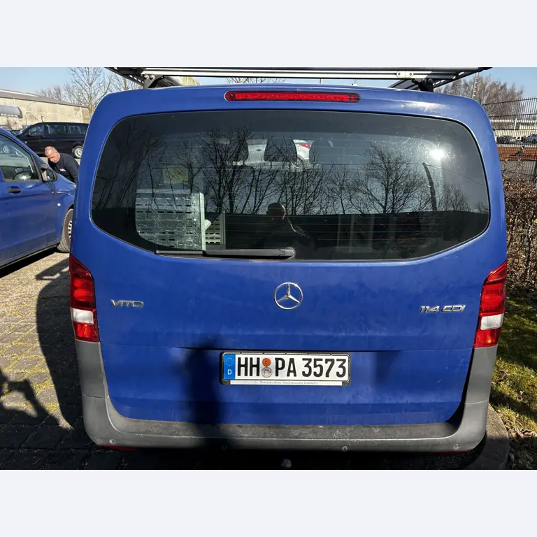 Máquinas para trabalhar madeira, sistemas de extração e ferramentas manuais em bom estado de conservação numa oficina de madeira/ porto-10