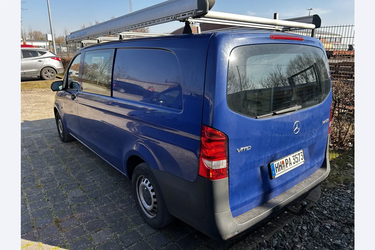 Máquinas para trabalhar madeira, sistemas de extração e ferramentas manuais em bom estado de conservação numa oficina de madeira/ porto-11