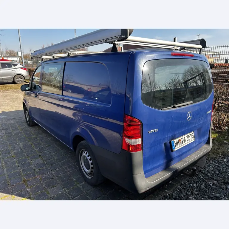 Máquinas para trabalhar madeira, sistemas de extração e ferramentas manuais em bom estado de conservação numa oficina de madeira/ porto-11