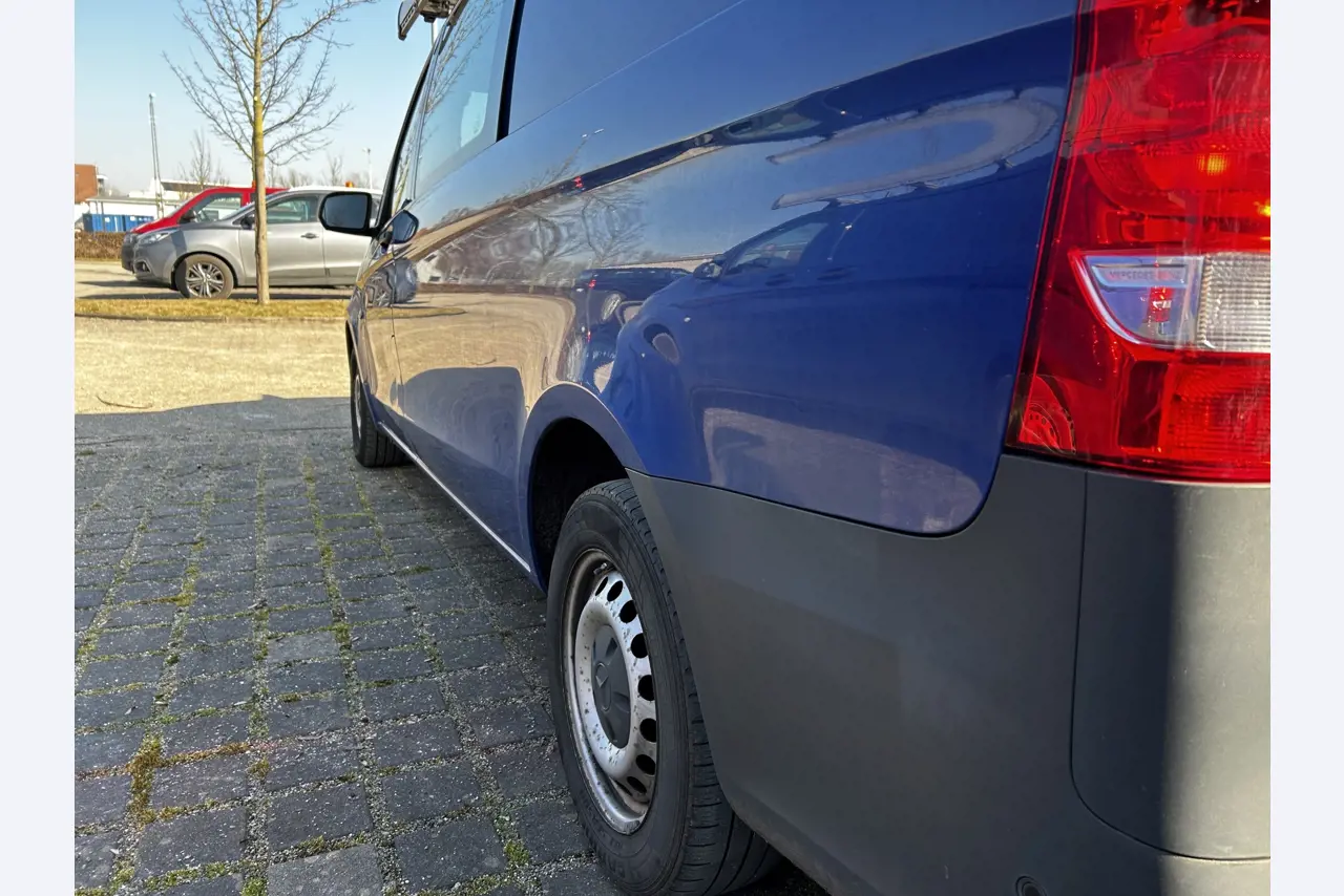 Máquinas para trabalhar madeira, sistemas de extração e ferramentas manuais em bom estado de conservação numa oficina de madeira/ porto-12