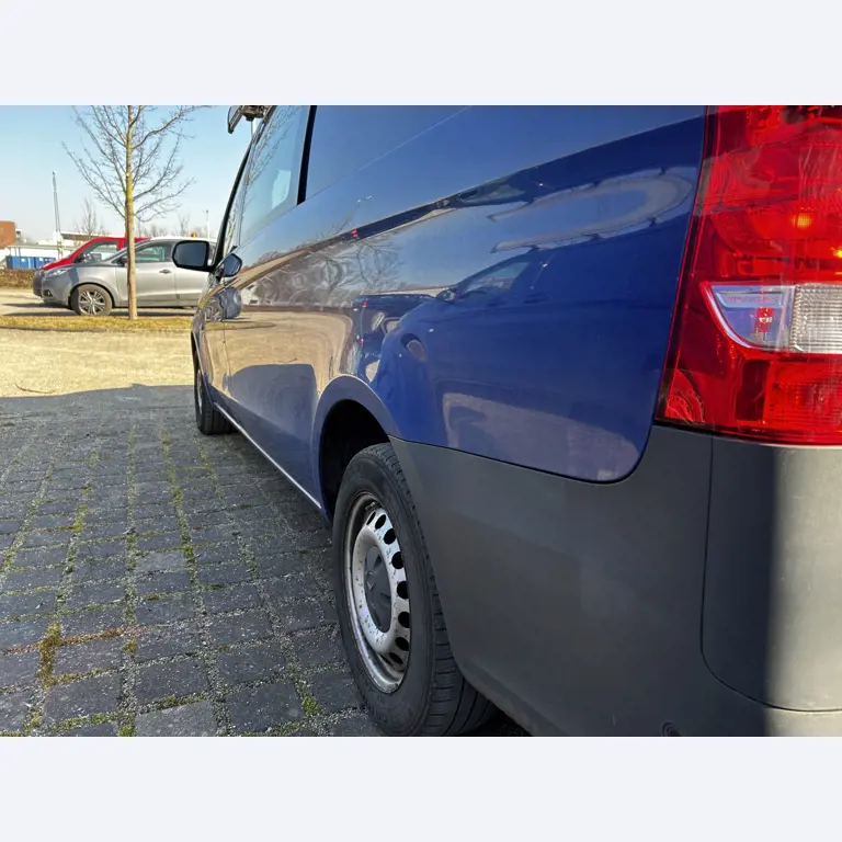 Máquinas para trabalhar madeira, sistemas de extração e ferramentas manuais em bom estado de conservação numa oficina de madeira/ porto-12